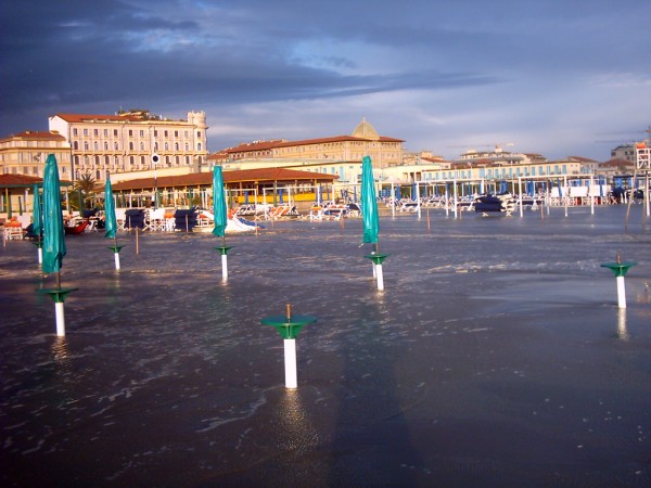 mare tra le file di ombrelloni