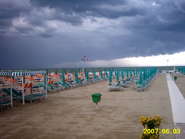 file di ombrelli bagno Petrini